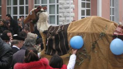 Εθιμα με «ρίζες» κρυμμένες στον χρόνο αναβιώνουν στη Β. Ελλάδα για τα Θεοφάνια