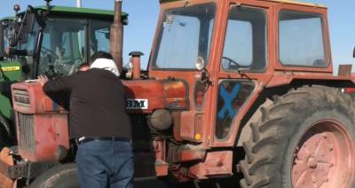 Μπλόκο Νίκαιας: Bανδάλισαν τρακτέρ αγροτών που συμμετείχαν στη συνάντηση του Μαξίμου (βίντεο)