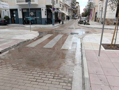 Εσπασε σωλήνας και το νερό τρέχει ποτάμι