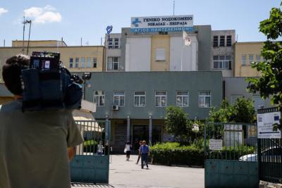 Επεισόδια Ρέντη: Δεύτερη χειρουργική επέμβαση για τον αστυνομικό που χτυπήθηκε από φωτοβολίδα (βίντεο)