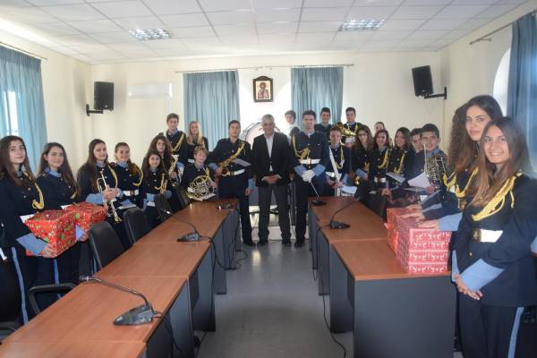 Κάλαντα από τη Δημοτική Φιλαρμονική Πύλου - Νέστορος σε περιοχές του δήμου και στο δήμαρχο