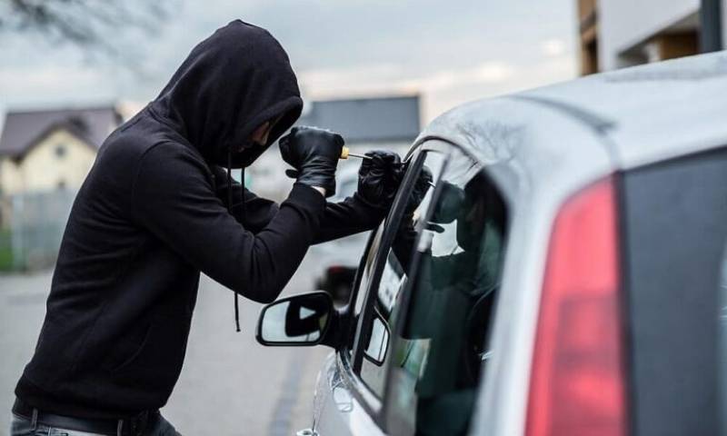 14χρονος έκλεψε 8.000 ευρώ από αυτοκίνητο στην Καλαμάτα!
