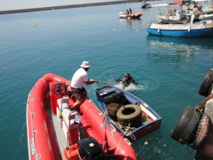 Δύτες καθάρισαν το λιμάνι της Καλαμάτας (Βίντεο)