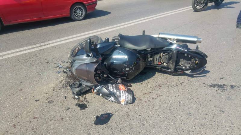 Καλαμάτα: Σύγκρουση αυτοκινήτου με μηχανή στην Αθηνών