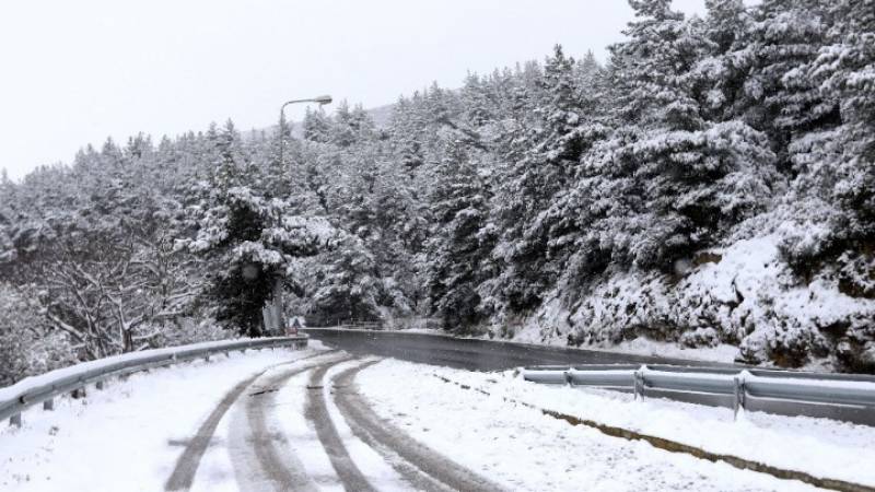 Με αλυσίδες η κίνηση στην Αθηνών – Λαμίας