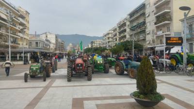 Καλαμάτα: Τα τρακτέρ των αγροτών κατέκλυσαν την κεντρική πλατεία