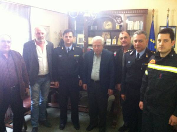 Ο διοικητής Πυροσβεστικής Υπηρεσίας στο δήμαρχο Οιχαλίας
