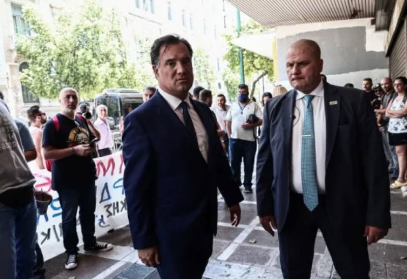 Αντιδράσεις για τις δύο 8ωρες εργασίες - «Ισχύει η 11ωρη ανάπαυση», λέει ο Γεωργιάδης