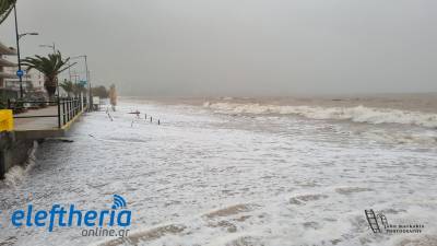 Εντυπωσιακά κύματα «σάρωσαν» την παραλία της Καλαμάτας (βίντεο+φωτογραφίες)