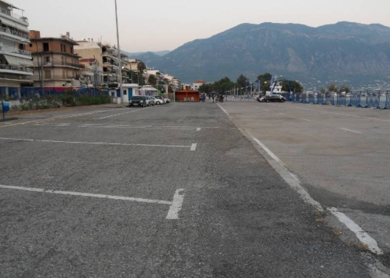 Πάρκινγκ από χθες στη χερσαία ζώνη του λιμανιού της Καλαμάτας