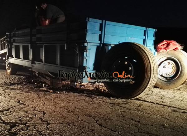 Τροχαίο στην Τριφυλία: Ανατροπή καρότσας με 4 τόνους ελαιόκαρπο στη Βάλτα (βίντεο)