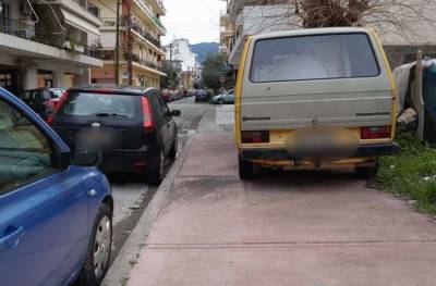 Παρκάρουν στα πεζοδρόμια
