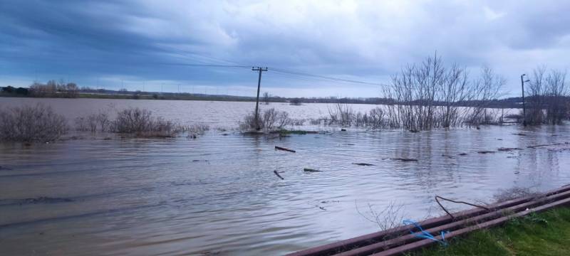 Ο Έβρος σε «κόκκινο συναγερμό» λόγω υπερχείλισης του ποταμού (βίντεο)