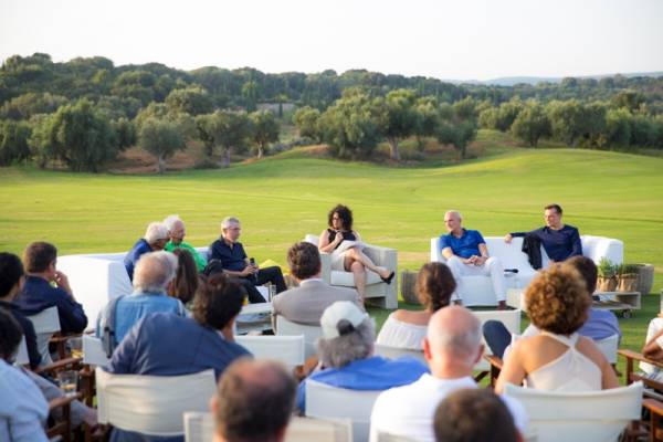 Δημοκρατία και ταινίες στην Costa Navarino σε συνεργασία με τους New York Times