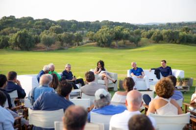 Δημοκρατία και ταινίες στην Costa Navarino σε συνεργασία με τους New York Times