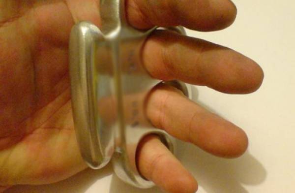 Καλαματιανός κυκλοφορούσε με σιδηρογροθιά στη μοτοσικλέτα