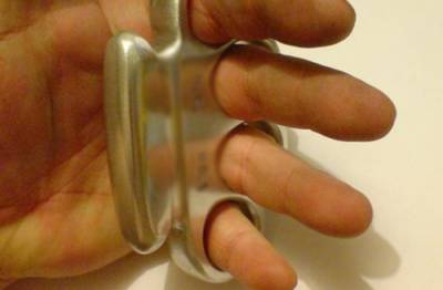 Καλαματιανός κυκλοφορούσε με σιδηρογροθιά στη μοτοσικλέτα