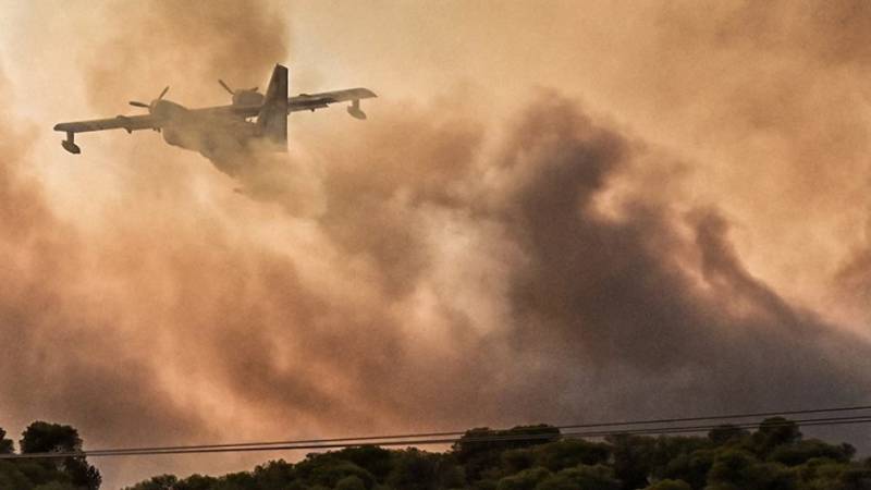 Στη «μάχη» με τις φλόγες οι Ένοπλες Δυνάμεις: Ομάδες τους στις πυρκαγιές στον Κουβαρά, το Λουτράκι και τα Δερβενοχώρια