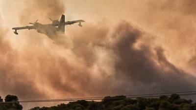 Στη «μάχη» με τις φλόγες οι Ένοπλες Δυνάμεις: Ομάδες τους στις πυρκαγιές στον Κουβαρά, το Λουτράκι και τα Δερβενοχώρια