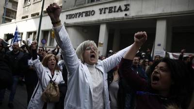 Πανελλαδική απεργία γιατρών και νοσηλευτών - Πορεία προς το υπουργείο Υγείας (βίντεο)