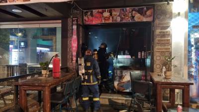Πυρκαγιά σε fast food στο κέντρο της Καλαμάτας (βίντεο)