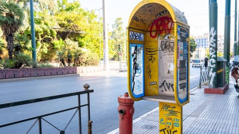 Απομάκρυνση εγκαταλελειμμένων καρτοτηλεφώνων από τα πεζοδρόμια της Αθήνας