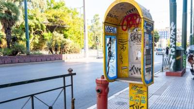 Απομάκρυνση εγκαταλελειμμένων καρτοτηλεφώνων από τα πεζοδρόμια της Αθήνας