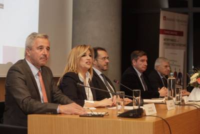 Γεννηματά στην παρουσίαση βιβλίου του Γ. Μανιάτη: "Στην Ελλάδα του 2017 δεν αξίζει το τέλμα"