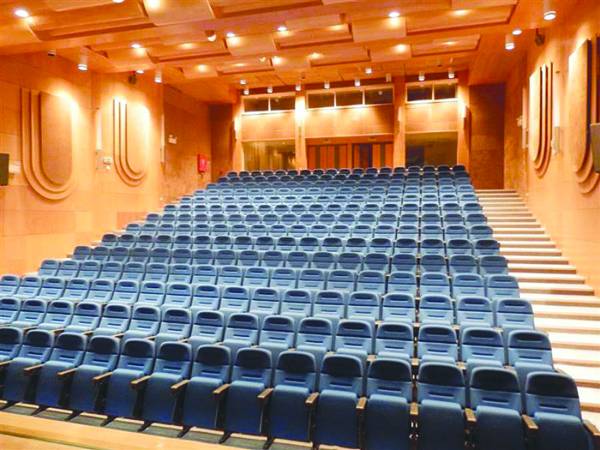 Αμφιθέατρο "Θεόδωρου Αγγελόπουλου" η αίθουσα του Εργατικού Κέντρου Καλαμάτας