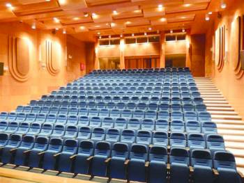 Αμφιθέατρο "Θεόδωρου Αγγελόπουλου" η αίθουσα του Εργατικού Κέντρου Καλαμάτας