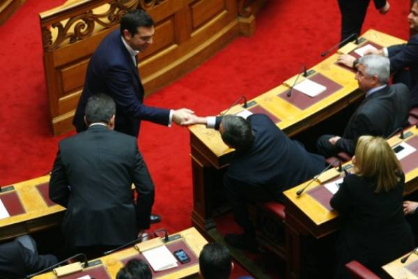 Χειραψία - έκπληξη Τσίπρα-Σαμαρά