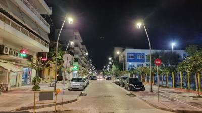 Καλαμάτα: Επιτέλους άναψαν φώτα σε αναπλασμένους δρόμους