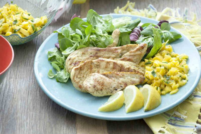 Στήθος κοτόπουλου με μαρινάδα γιαουρτιού, κάρυ και μάνγκο