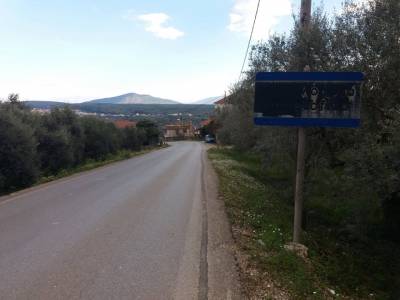 Μαυρισμένη πινακίδα στο Αμπελόφυτο