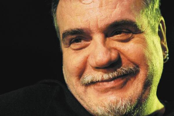 Ο Γιάννης Κακλέας στην “Ε”: «Ο Αριστοφάνης είναι βαθιά  επαναστατικός και γενναίος»