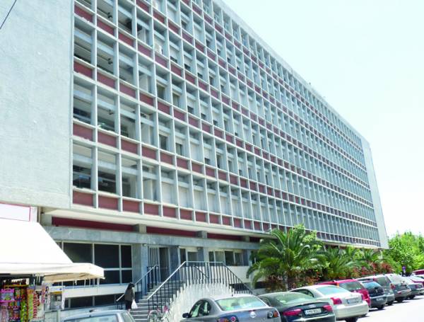 Η υπάλληλος της Περιφέρειας με το πλαστό απολυτήριο: Τσέπωνε εγγυητικές από τους ταξιτζήδες