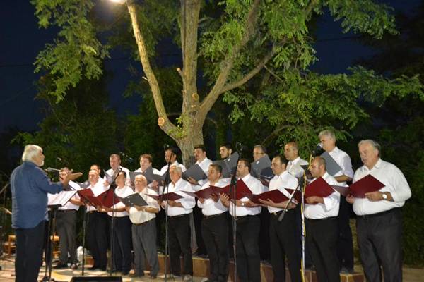 Με βυζαντινούς ύμνους πλημμύρισαν οι Χριστιάνοι