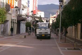 Ξεστολίζεται η χριστουγεννιάτικη Καλαμάτα