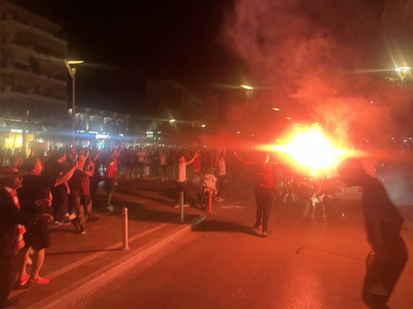 Τρέλα πανηγύρια στην Καλαμάτα για την κατάκτηση του Conference League από τον Ολυμπιακό