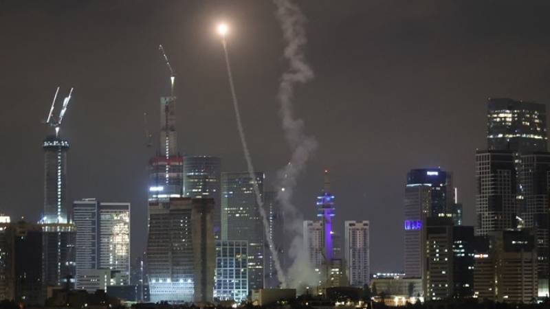 Ισραήλ και Ιράν συνεχίζουν τις αεροπορικές επιδρομές: Παράδοση άνευ όρων του Ιράν απαίτησε ο Ντ. Τραμπ (βίντεο)