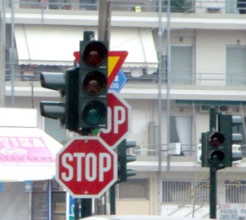 Πινακίδες στα νέα φανάρια