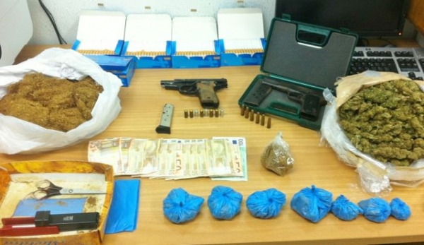 Σύλληψη 27χρονου για παράνομη οπλοκατοχή, ναρκωτικά και λαθραίο καπνό στο Ξυλόκαστρο