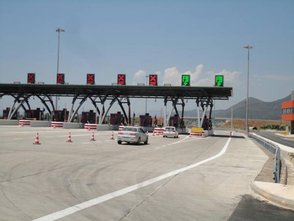 Να μην λειτουργούν τα διόδια Καλαμάτας και Μεγαλόπολης μέχρι να ανοίξει η παλιά εθνική ζητάει ο Πετράκος
