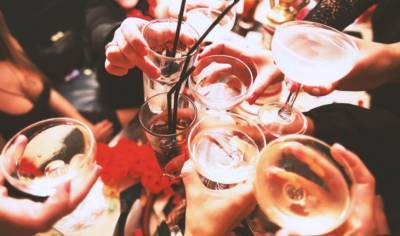 Μαθητές μέθυσαν σε σχολική εκδρομή στην Καρδίτσα: Συνελήφθησαν 12 καθηγητές (βίντεο)