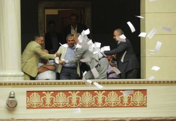 Επεισόδιο με Πετράκο στα θεωρεία της Βουλής