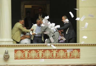 Επεισόδιο με Πετράκο στα θεωρεία της Βουλής