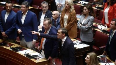 Βουλή: Αντιδράσεις της αντιπολίτευσης για την επιστολική ψήφο της συμπολίτευσης - Η επεισοδιακή λήξη της συζήτησης