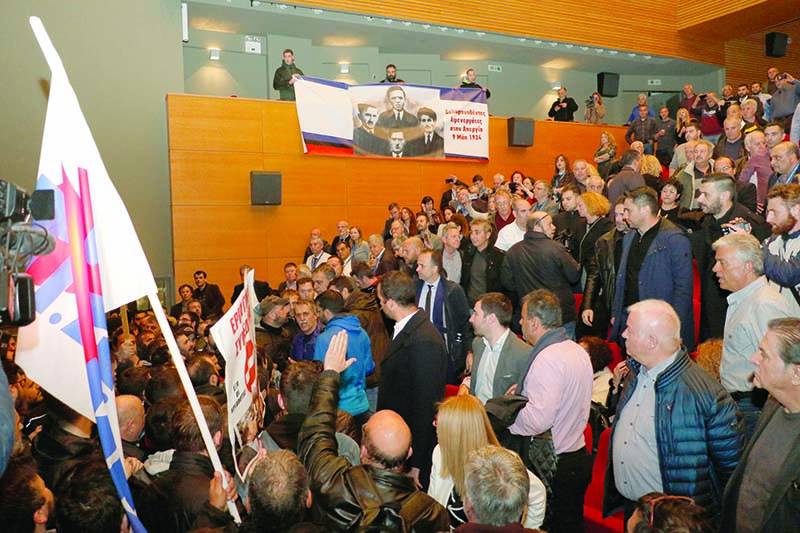 Πολεμικό κλίμα στην έναρξη του Συνεδρίου της ΓΣΕΕ στην Καλαμάτα: Κατάληψη του Μεγάρου από το ΠΑΜΕ (βίντεο)