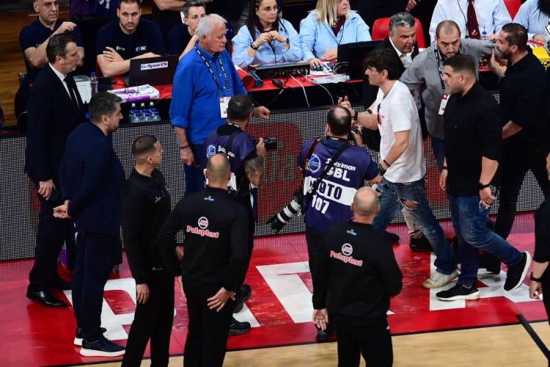 Το τέλος των κομμάτων και η έφοδος των παραγόντων