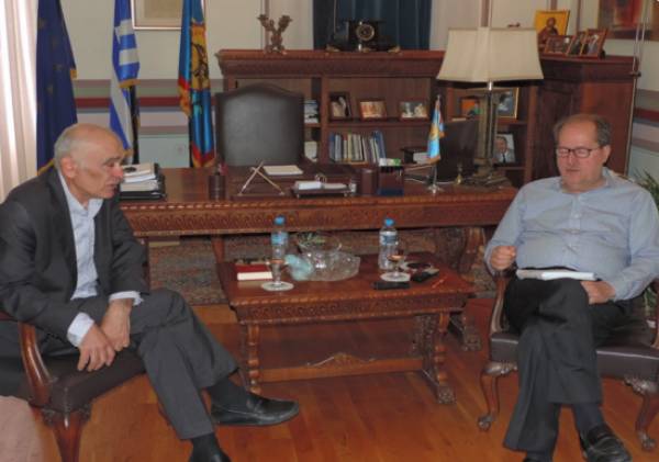 Απομακρύνονται τα σαπιοκάραβα από το λιμάνι της Καλαμάτας